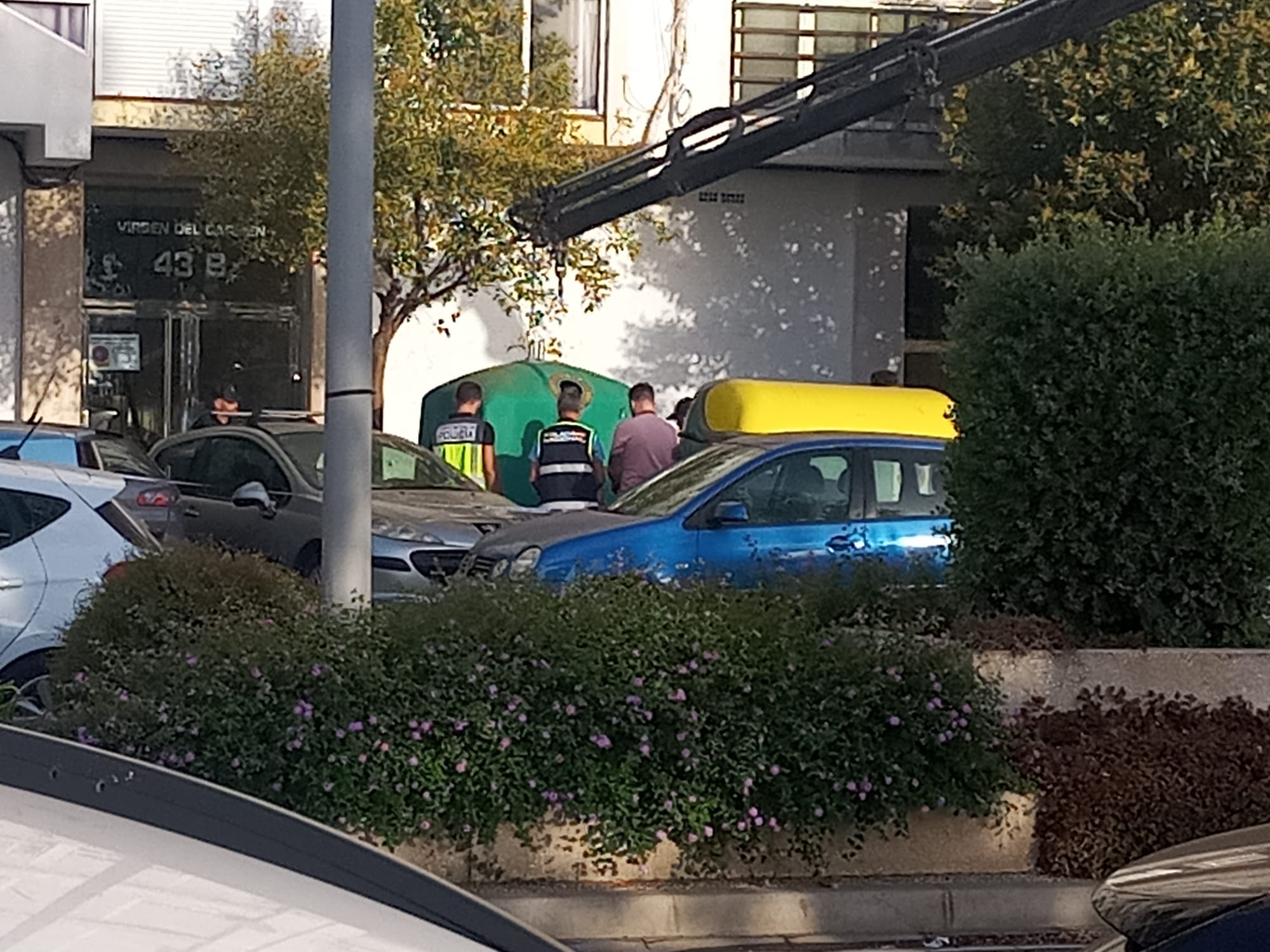 Policías buscan en contenedores el arma homicida