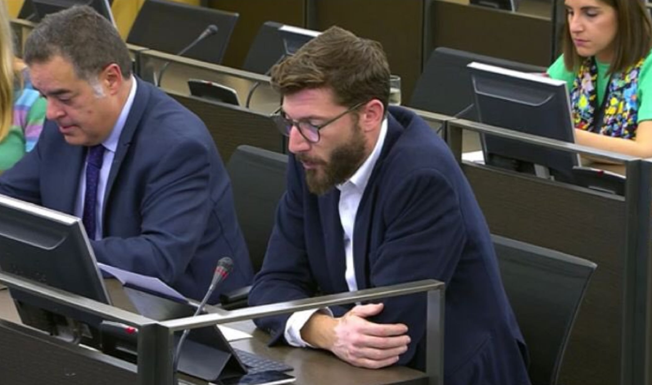 El diputado del PSOE en el Congreso, Omar Anguita, fue quien leyó la declaración institucional de apoyo a la candidatura fuenlabreña como &#039;Ciudad europea de la Juventud 2025&#039;.