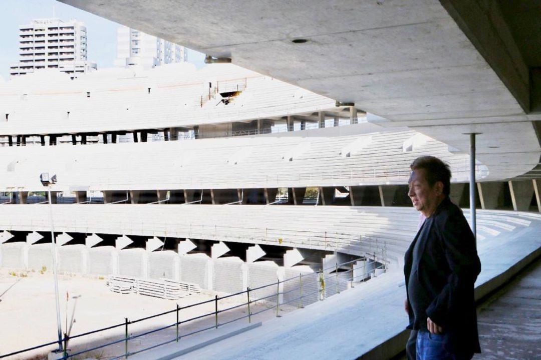 Un solitario Peter Lim observa el Nuevo Mestalla..