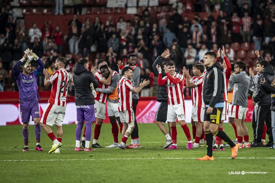 Los jugadores del Sporting celebran la épica victoria contra el Zaragoza.