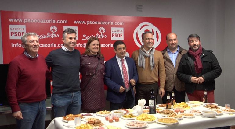 El secretario general del PSOE de Jaén con el alcalde de Cazorla, Antonio José Rodriguez y los alcaldes de la comarca 