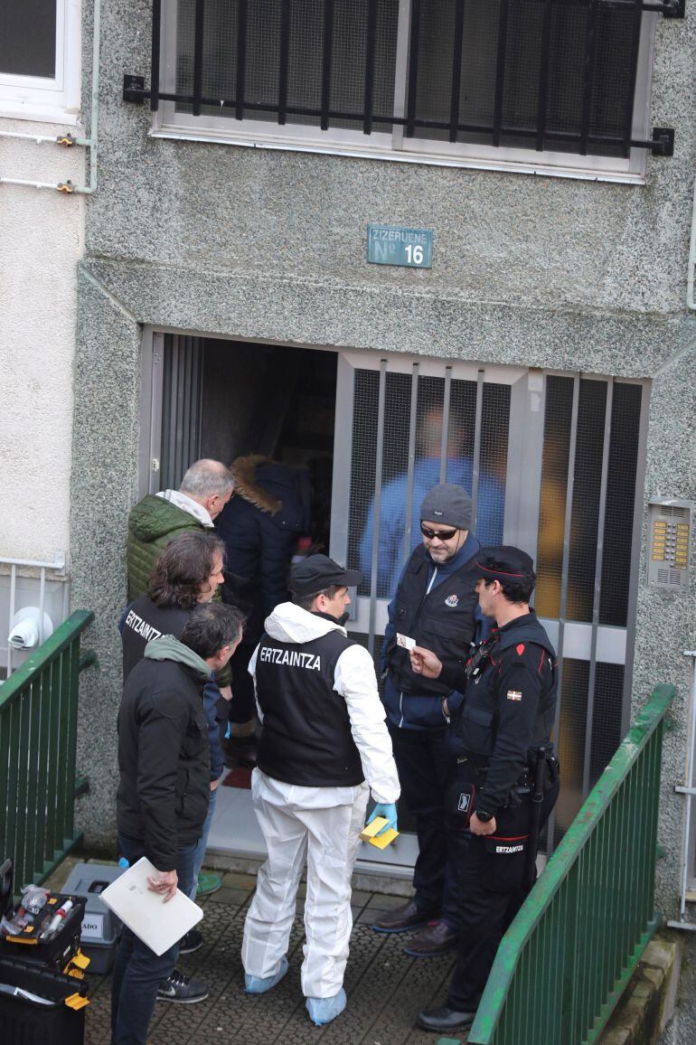 Un matrimonio de ancianos, de más de 80 años, han sido hallados hoy muertos con signos de violencia en su piso ubicado en el número 16 de la calle Zizeruena, en el barrio bilbaíno de Otxarkoaga. En la imagen, efectivos de la Ertzaintza se han hecho cargo 