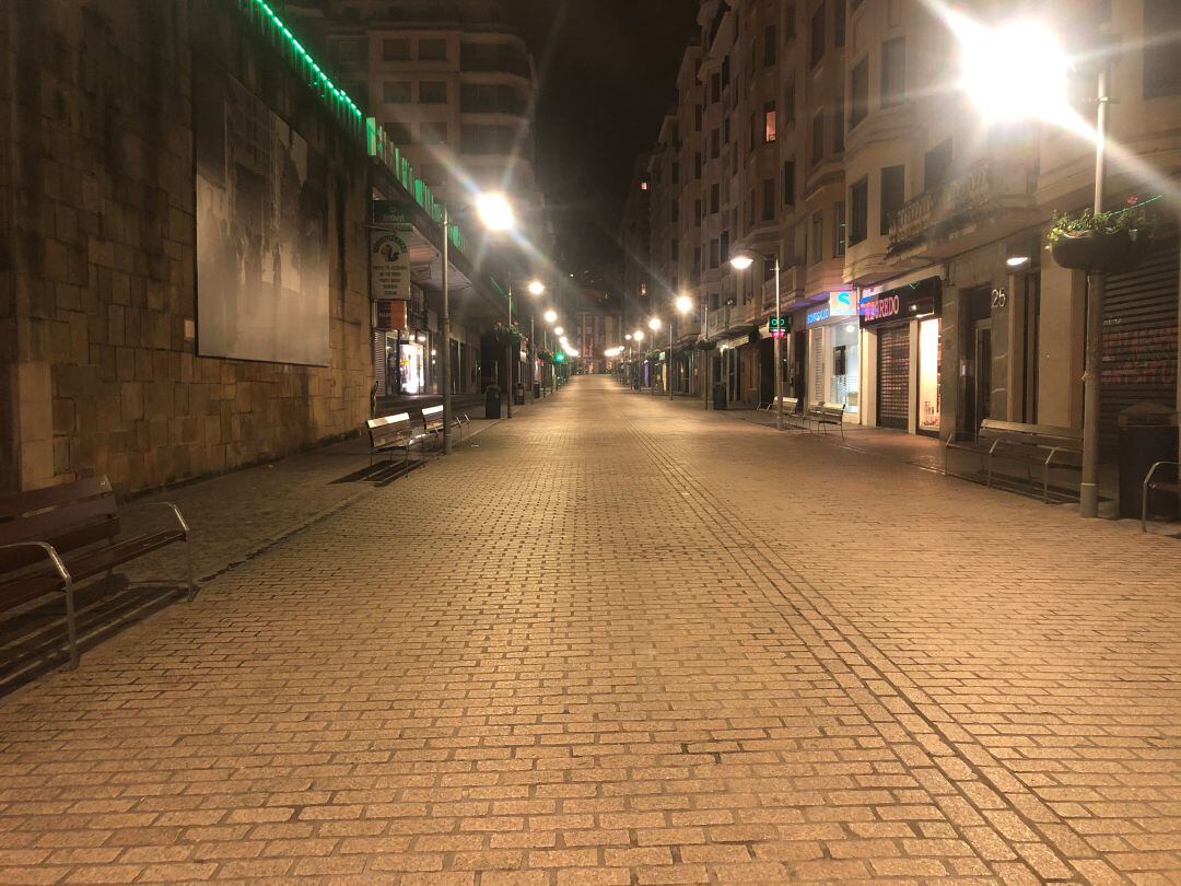 La calle Toribio Etxebarria de Eibar, desierta a primeras horas de la noche