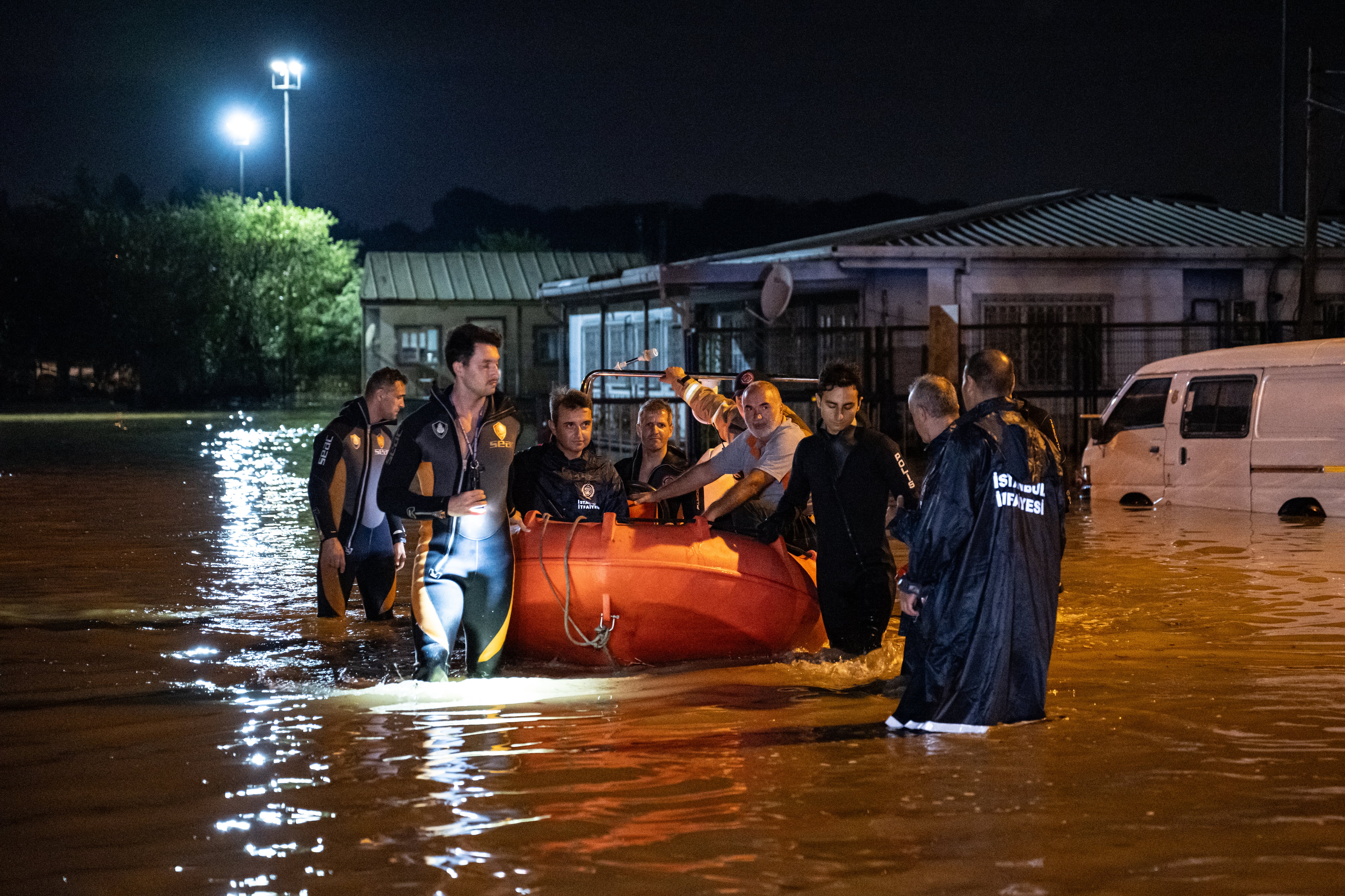 Equipo de rescate, en Estambul. (Photo by Cem Tekkesinoglu/Anadolu Agency via Getty Images)