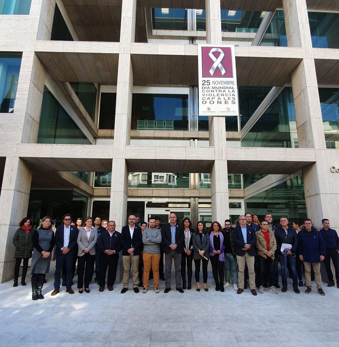 Un momento durante el minuto de silencio a las puertas del Consell de Ibiza