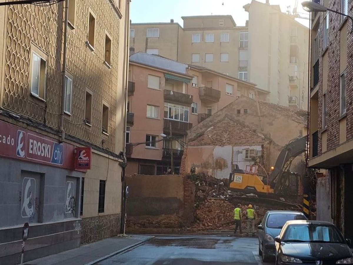 El Ayuntamiento inicia el derribo de los edificios de la travesía de Antonio Machado