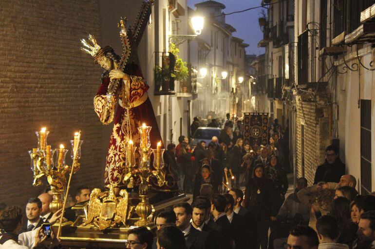 Traslado de los titulares de la hermandad del Vía Crucis hasta la iglesia de El Salvador