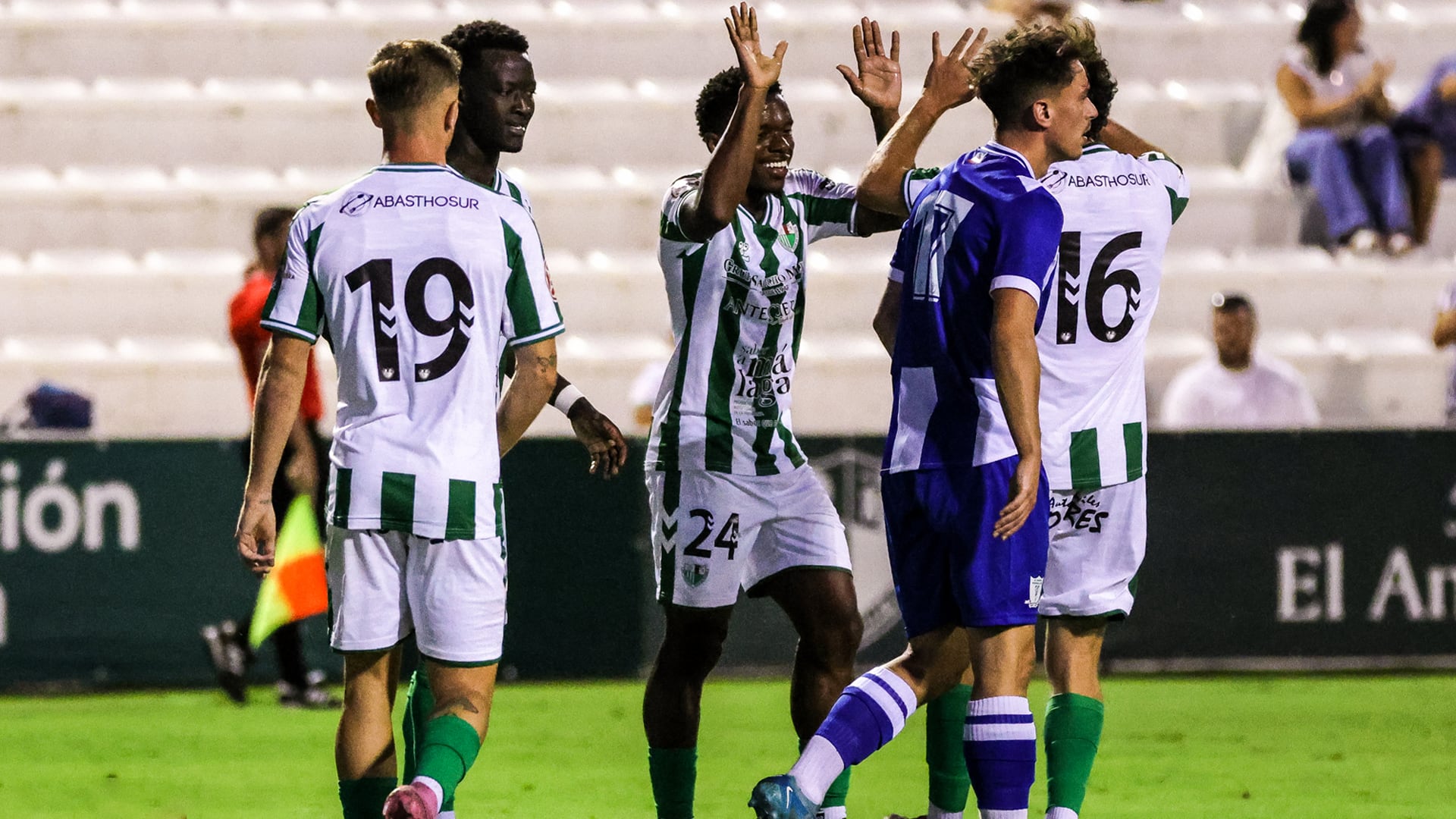 El Antequera CF celebra el gol ante el St. Joseph&#039;s en pretemporada