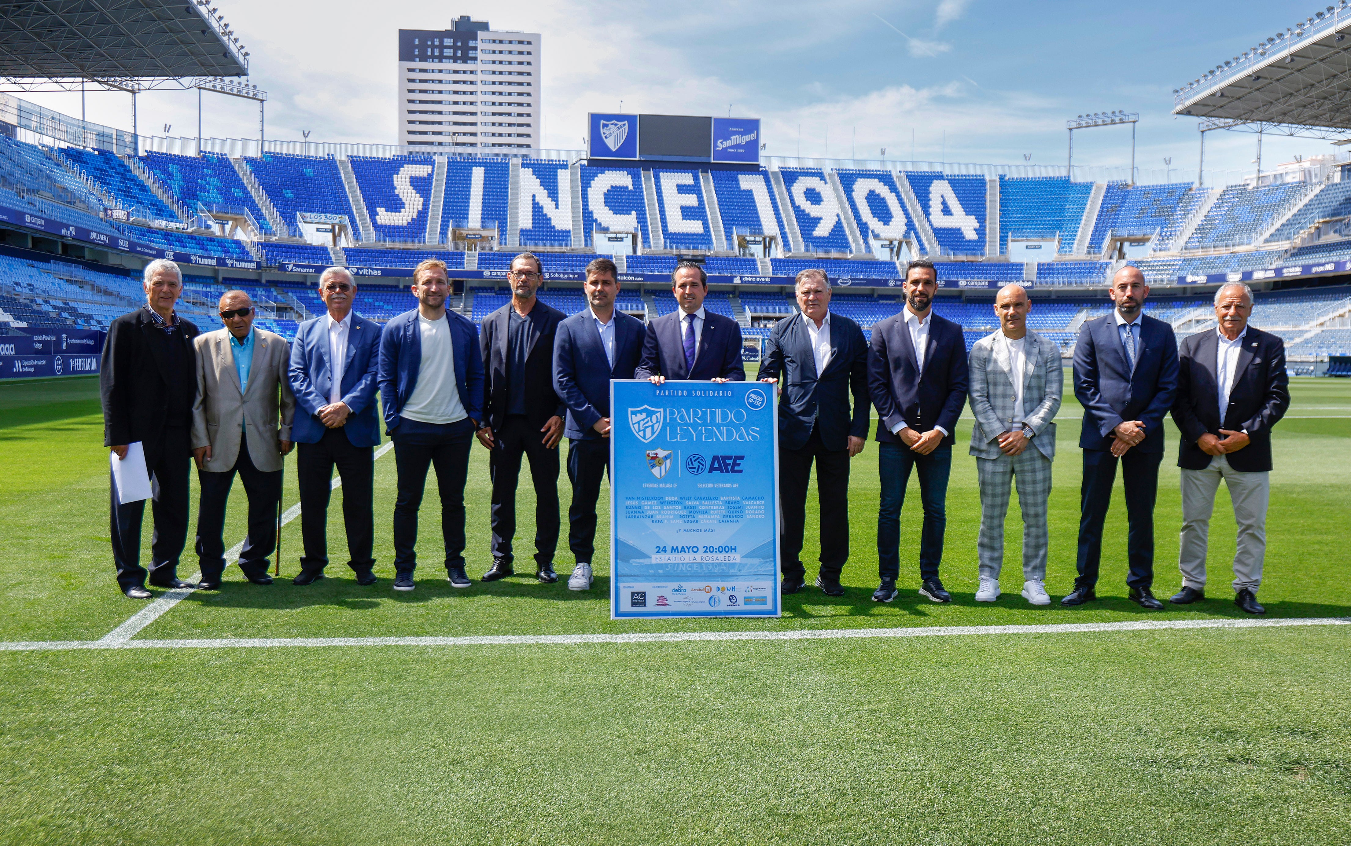 Representantes del Málaga y de la AFE posaron en La Rosaleda antes de la presentación del acto