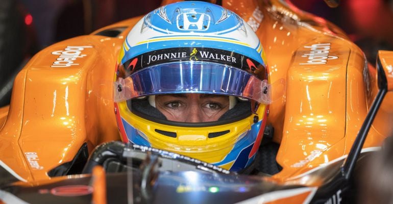 Fernando Alonso, en el box de McLaren-Honda