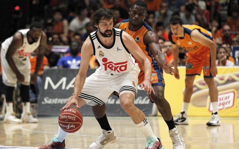 Sergio Llull defendido por Romain Sato en las semifinales