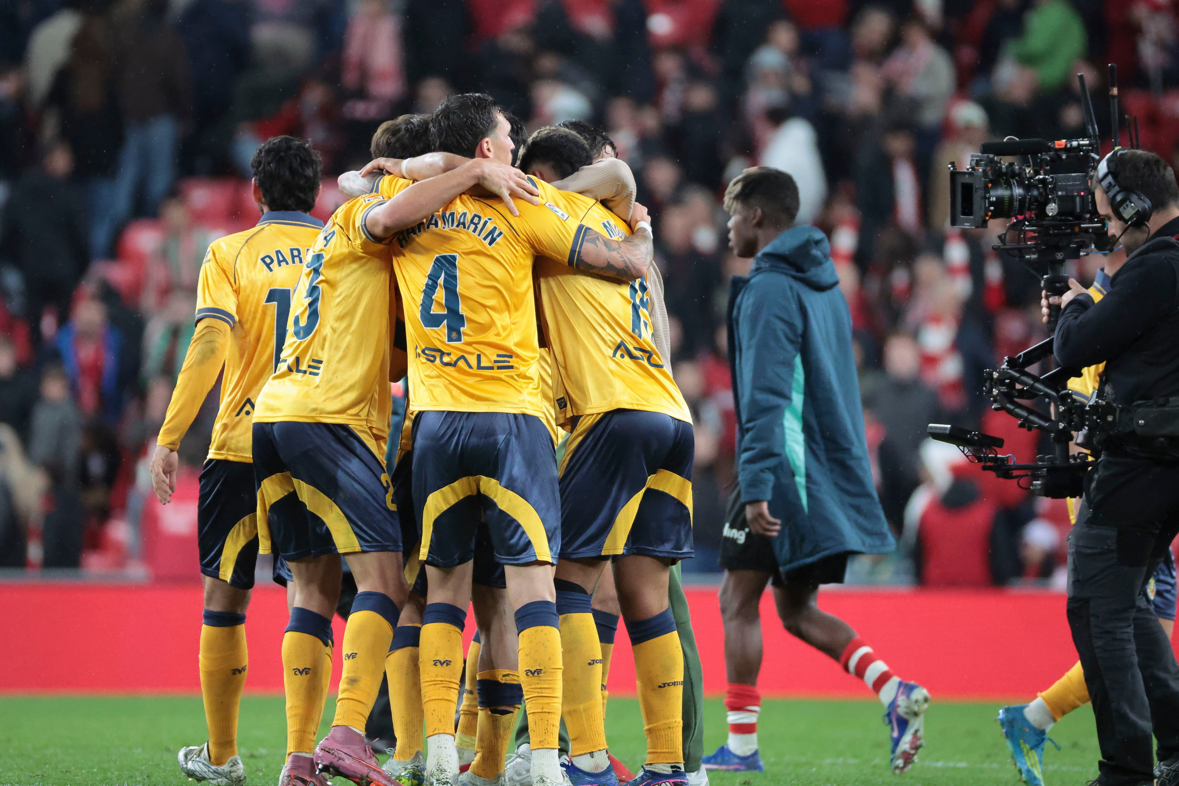 BILBAO, 12/04/2026.- Los jugadores del Villarreal celebran la victoria, al término del partido de la jornada 31 de LaLiga EA Sports que Athletic Club y Villarreal CF han disputado este domingo en el estadio de San Mamés, en Bilbao. EFE/Luis Tejido