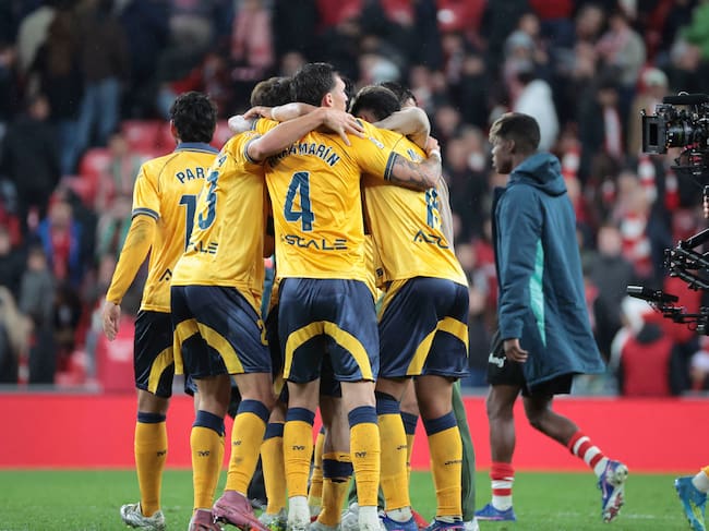 BILBAO, 12/04/2026.- Los jugadores del Villarreal celebran la victoria, al término del partido de la jornada 31 de LaLiga EA Sports que Athletic Club y Villarreal CF han disputado este domingo en el estadio de San Mamés, en Bilbao. EFE/Luis Tejido