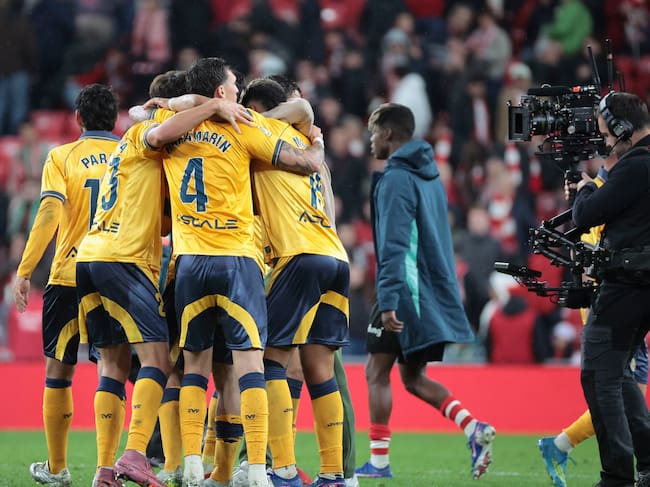 BILBAO, 12/04/2026.- Los jugadores del Villarreal celebran la victoria, al término del partido de la jornada 31 de LaLiga EA Sports que Athletic Club y Villarreal CF han disputado este domingo en el estadio de San Mamés, en Bilbao. EFE/Luis Tejido