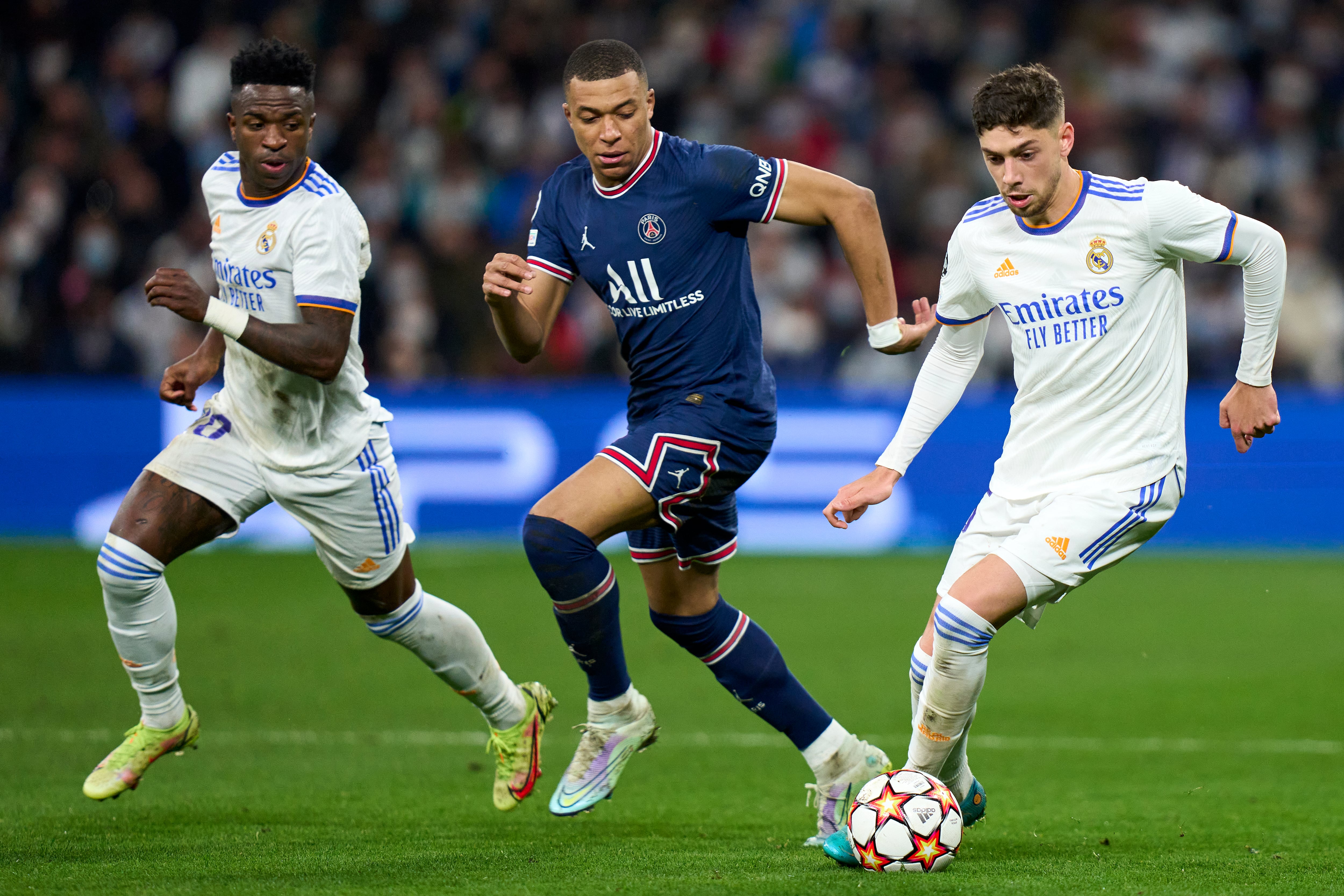 Valverde y Mbappé disputan un balón durante una eliminatoria de Champions.