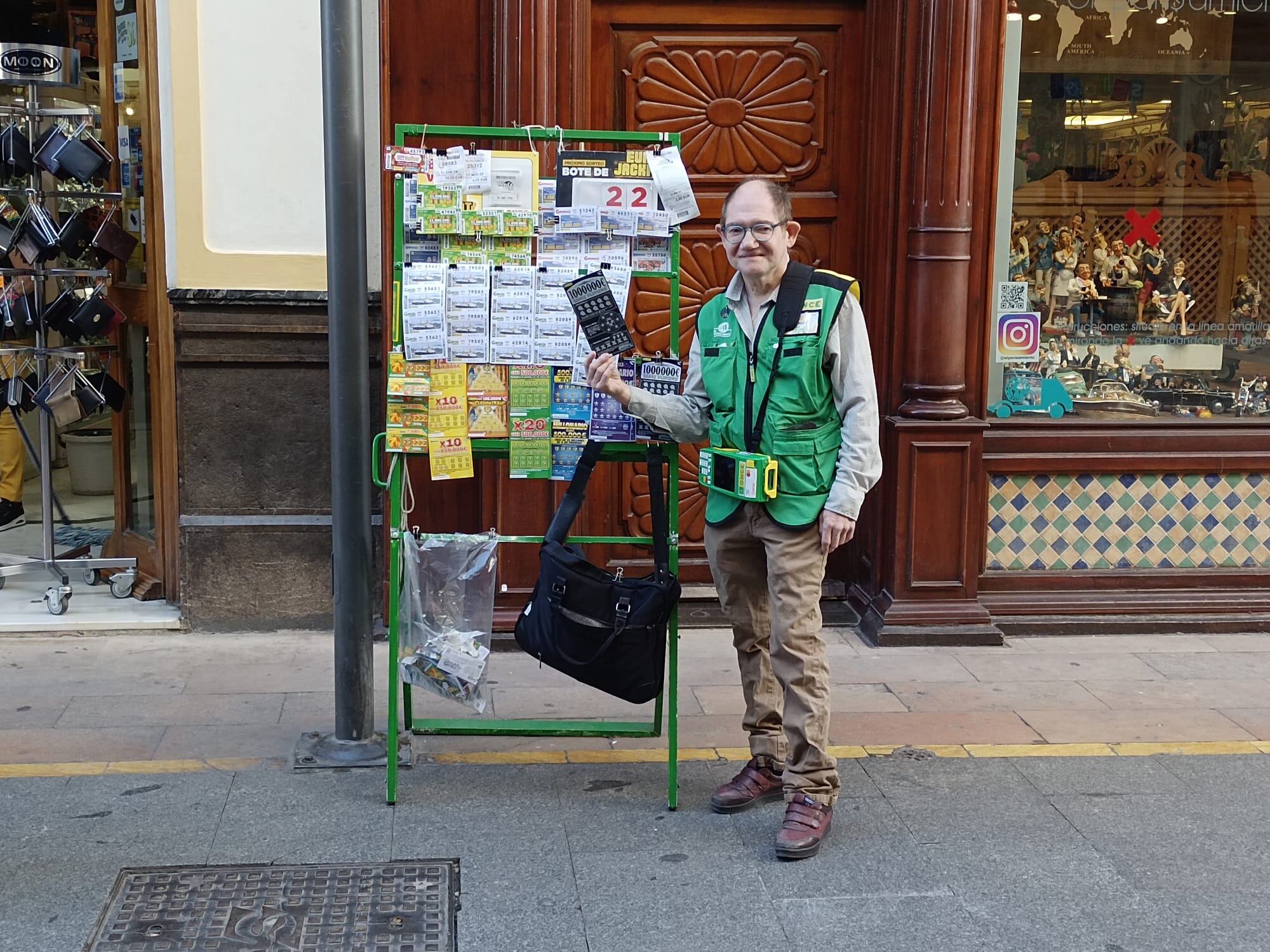 Carmelo, como popularmente es conocido el vendedor, en la &#039;Calle de la Bola&#039;, donde ha vendido el boleto premiado