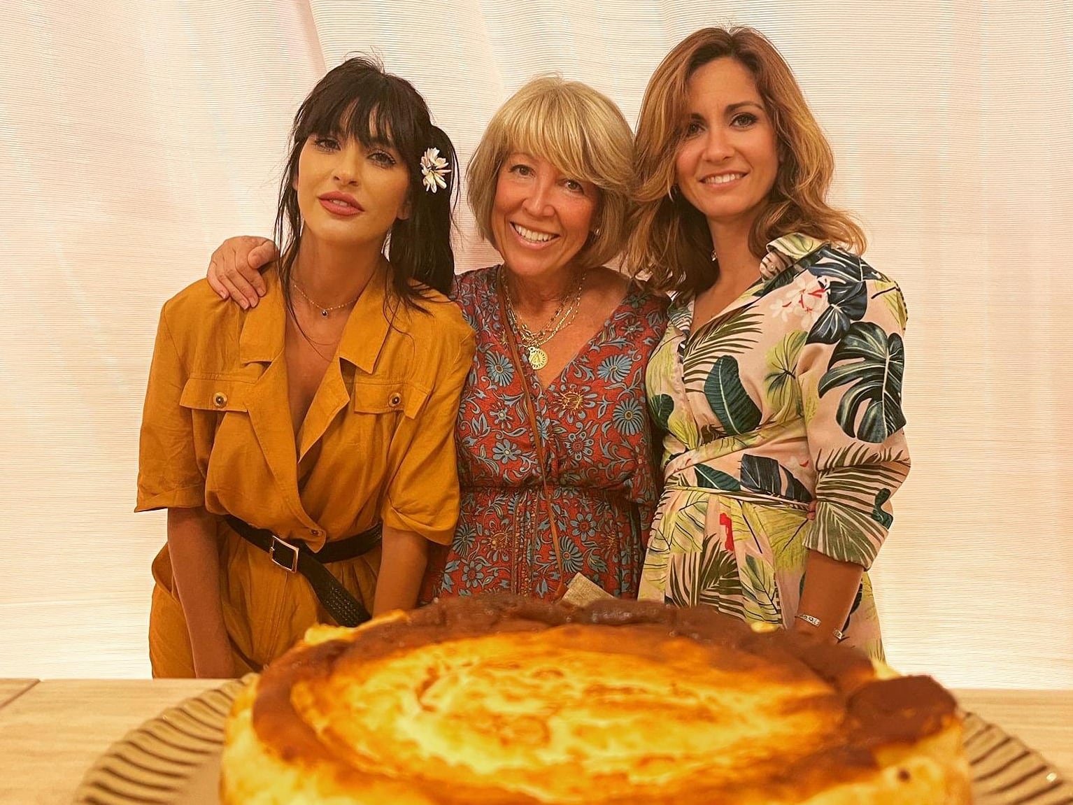 Pilar Molina (c), junto a sus hijas Cris (i) y Marta (d).