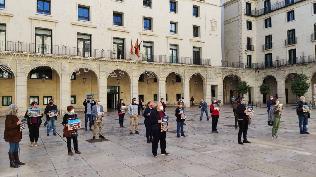 Concentración en la plaza del Ayuntamiento contra la ordenanza cívica