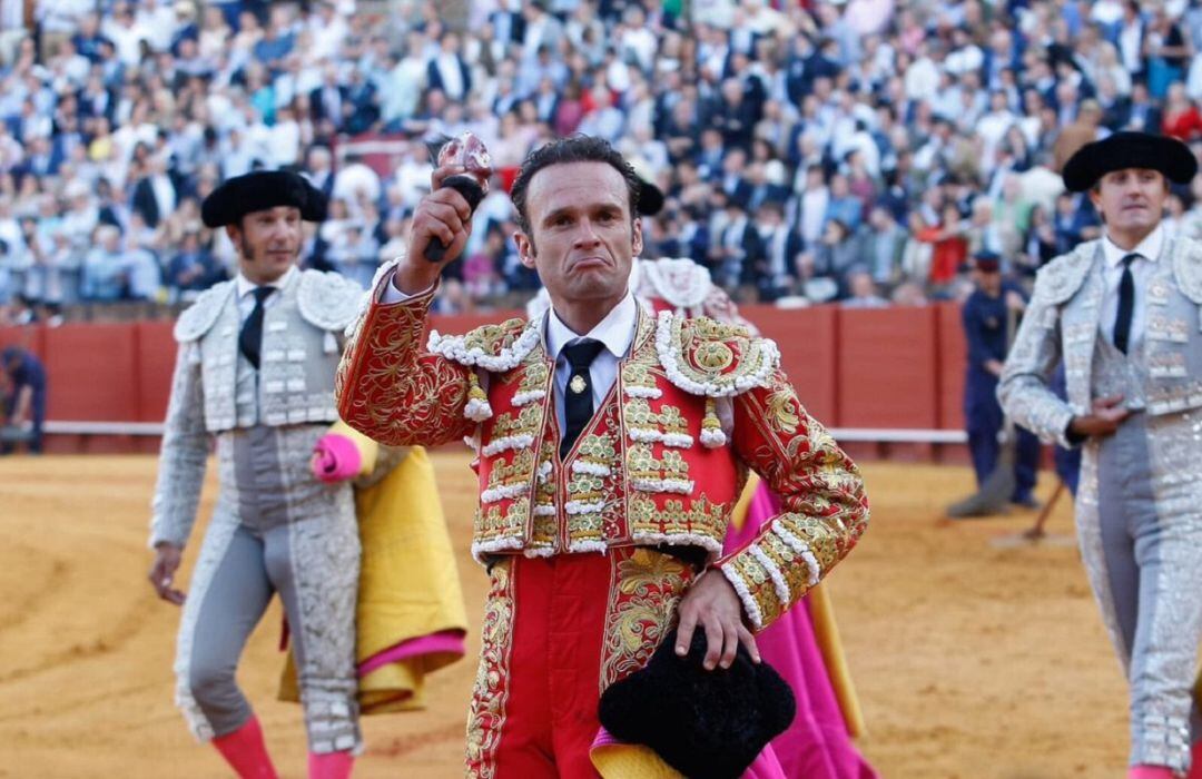 Antonio Ferrera con la oreja que le cortó al cuarto de la tarde