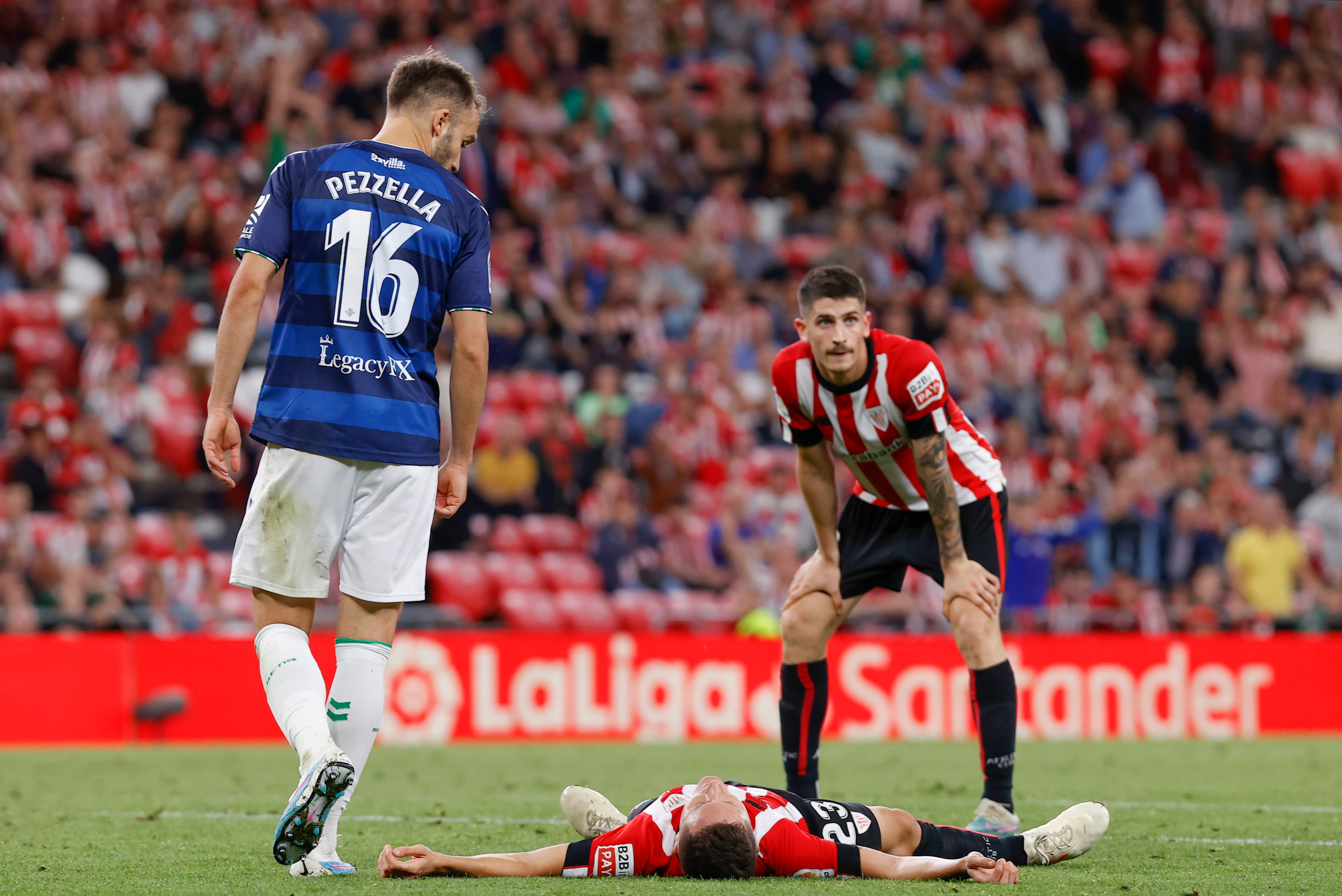 Ander Herrera (en el suelo) se lamenta durante el partido de la jornada 33 de LaLiga entre el Athletic Club de Bilbao y el Real Betis