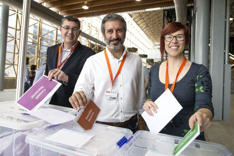 Los candidatos a la presidencia, Enric Morera, portavoz nacional, Rafa Carbonell, y coordinadora nacional, Águeda Micó (izqda a dcha), del Bloc Nacionalista Valencià (Bloc), votan conjuntamente esta tarde en la recta final del séptimo congreso del partido