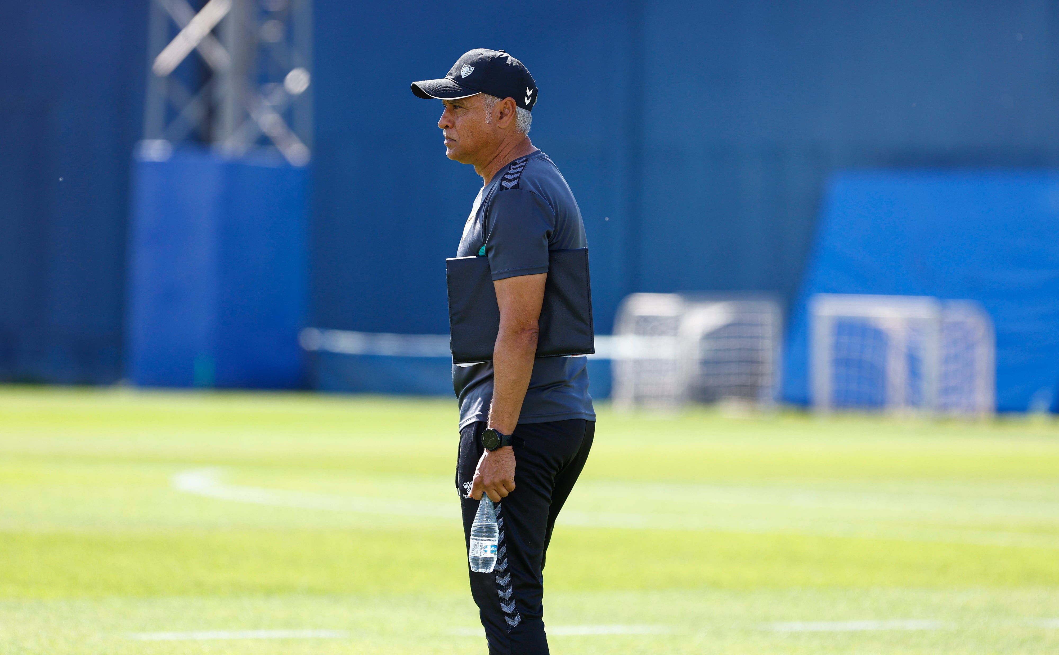 Sergio Pellicer, observando en el anexo de La Rosaleda