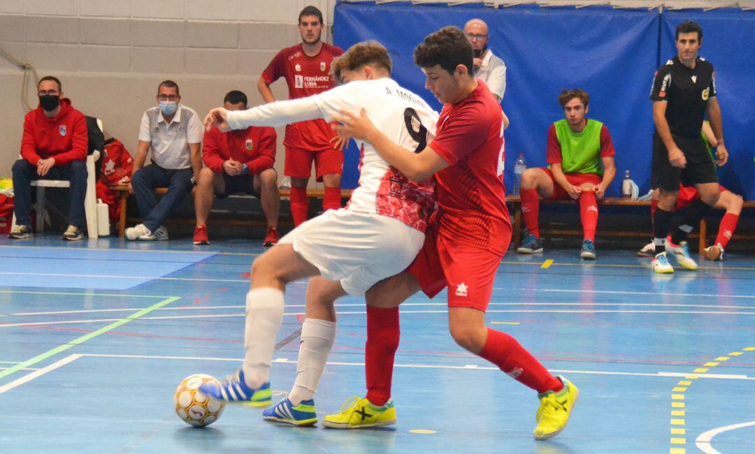 Jugador del Paidos marcando al pivot murciano.