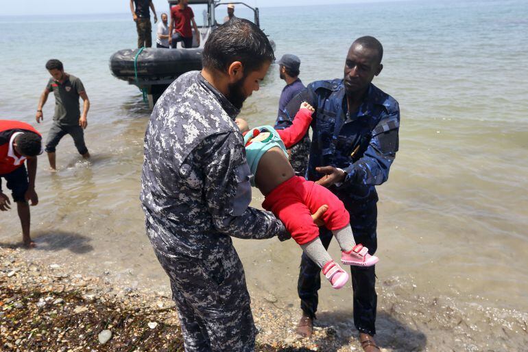 Miembros de las fuerzas de seguridad libias portan el cuerpo de un bebé son llevados a tierra en al-Hmidiya, al este de la capital, Trípoli. Las autoridades han recuperado los cuerpos de tres bebés y alrededor de 100 personas están desaparecidas tras el naufragio de la embarbación