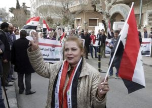 XYB02 DAMASCO (SIRIA) 04/03/2015.- Manifestantes sirios protestan a las puertas de las oficinas del Comité Internacional de la Cruz Roja en Damasco (Siria) hoy, miércoles 4 de marzo de 2015. Según medios locales, cientos de sirios se congregaron para pedi