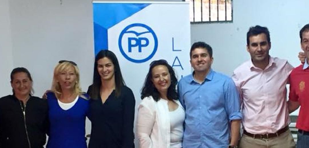 Laura Betancort (al centro) con el equipo del Partido Popular en mayo de 2018. 