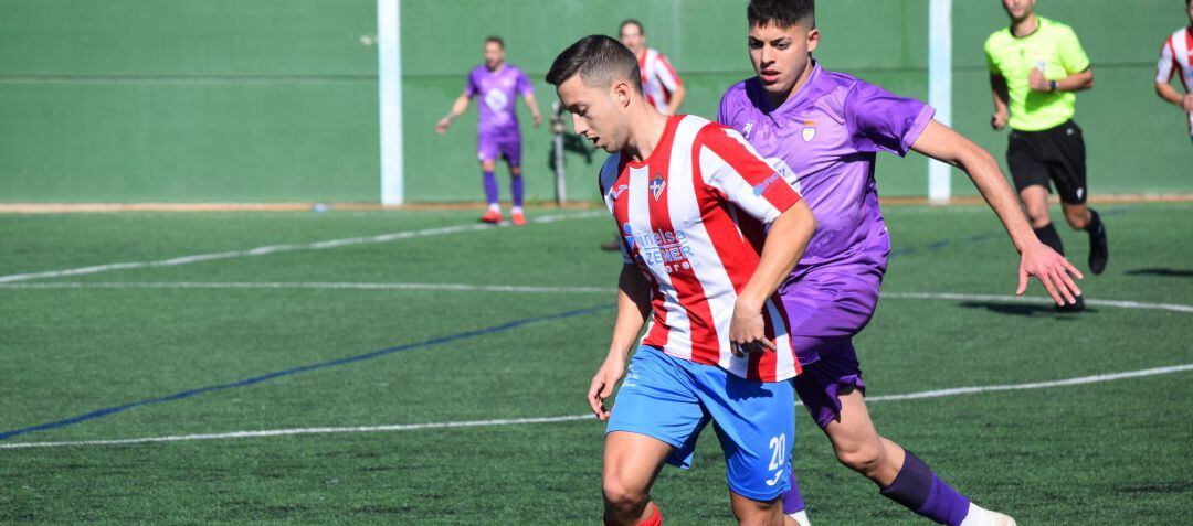 Charaf, del Real Jaén, presiona a Aranda, jugador del Poli Almería.