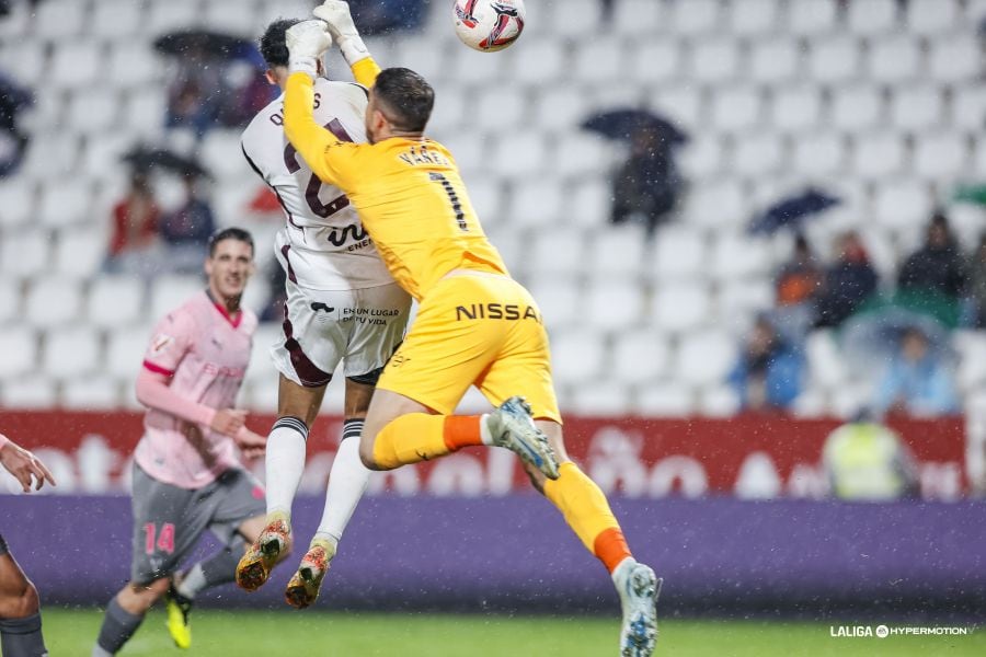 Rubén Albés trata de despejar el balón en el 1-2 del Albacete.