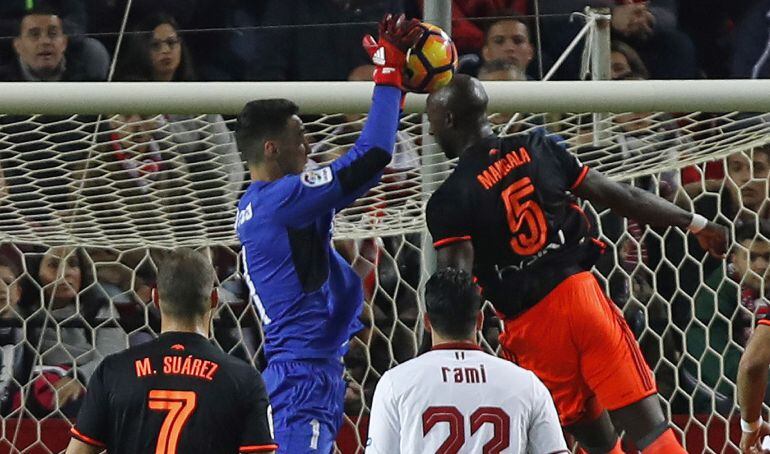 Sergio Rico captura el balón ante el intento de remate de Eliaquim Mangala