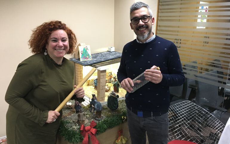 La Fuensi y Paco Sánchez junto al Belén de Radio Murcia.