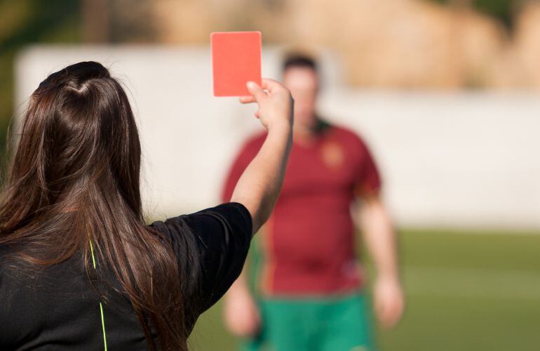 Arbitra de fútbol