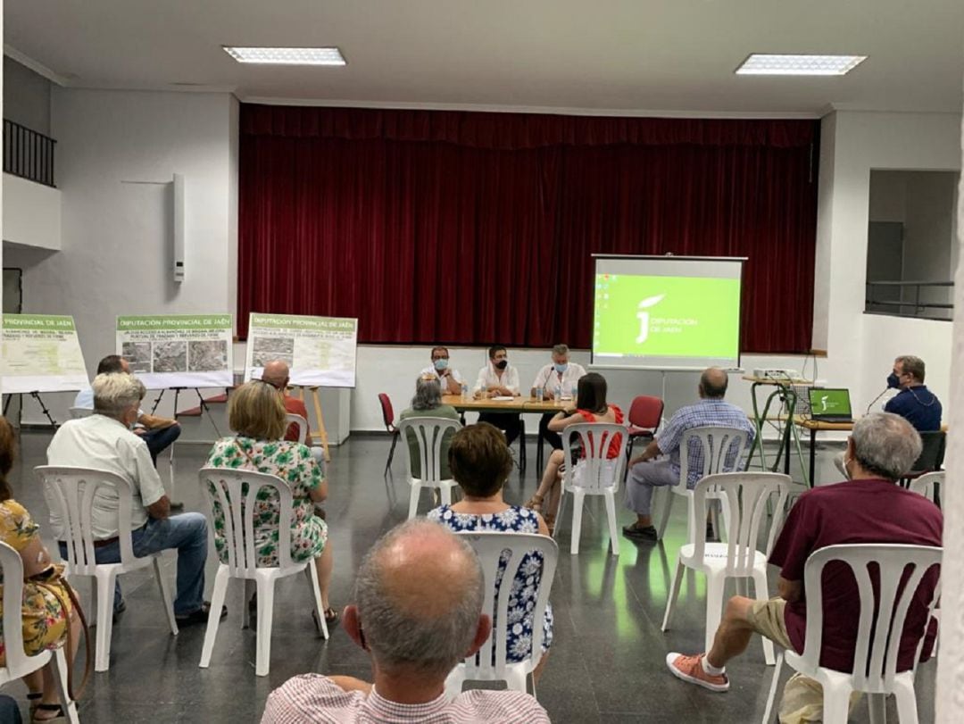 Momento de la reunión en la que el presidente de la Diputación informaba, a los vecinos y vecinas, sobre los proyectos a ejecutar en Albánchez de Mágina