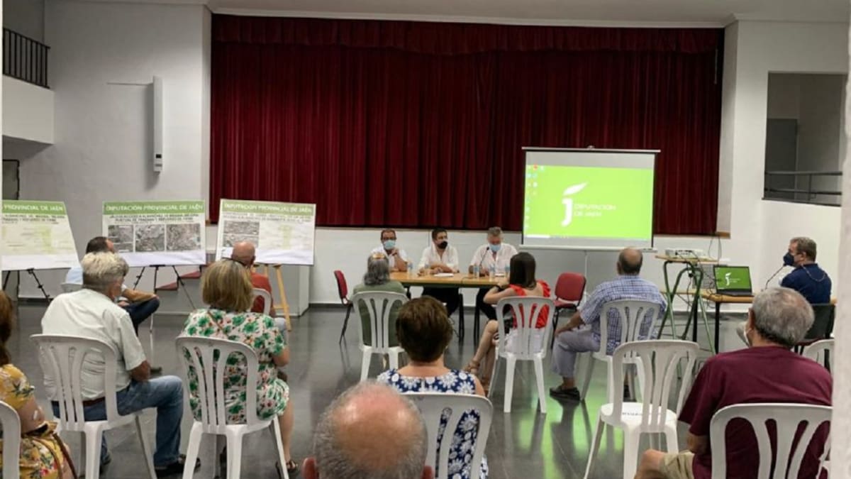 Diputación ejecutará proyectos en la carretera de acceso a Albánchez de Mágina y obras en la piscina