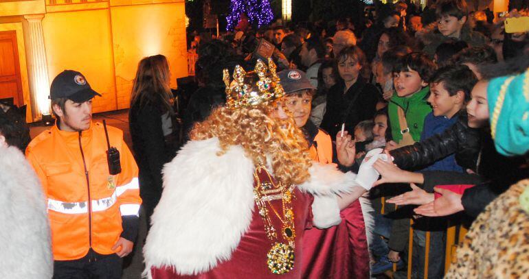 Voluntarios de Protección Civil en la cabalgata de Reyes