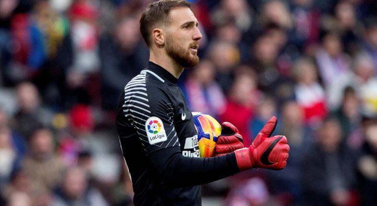 Oblak hace una señal de aprobación a sus compañeros