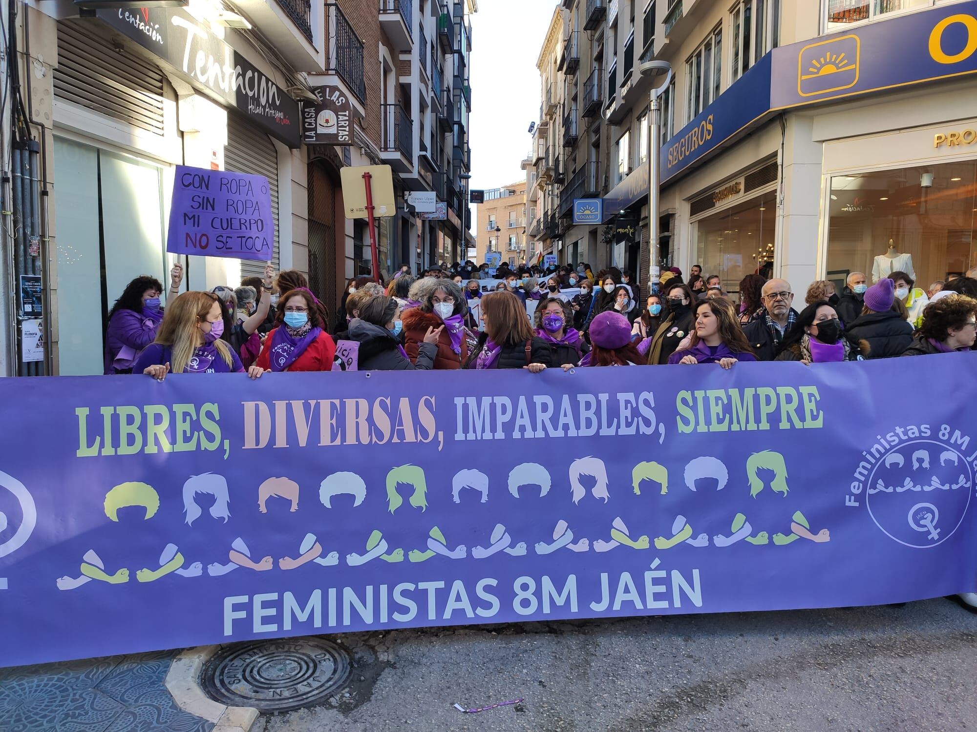 Manifestación por el 8M en Jaén capital, recorriendo el barrio de San Ildefonso