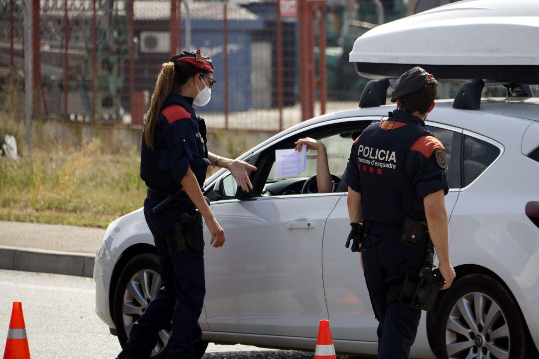 Agentes de los Mossos d'Esquadra realizando un control