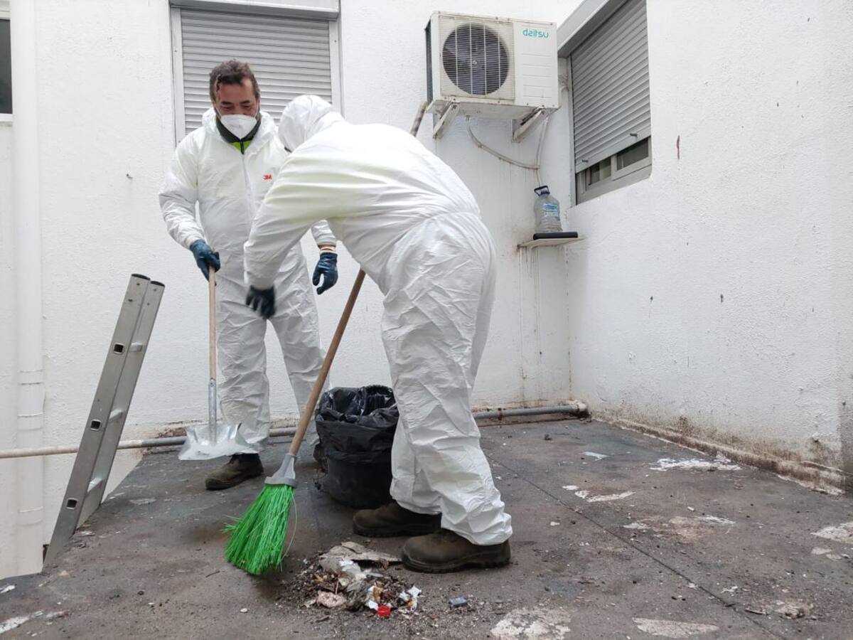 Las brigadas municipales comienzan la limpieza de zonas comunes de inmuebles de Orriols