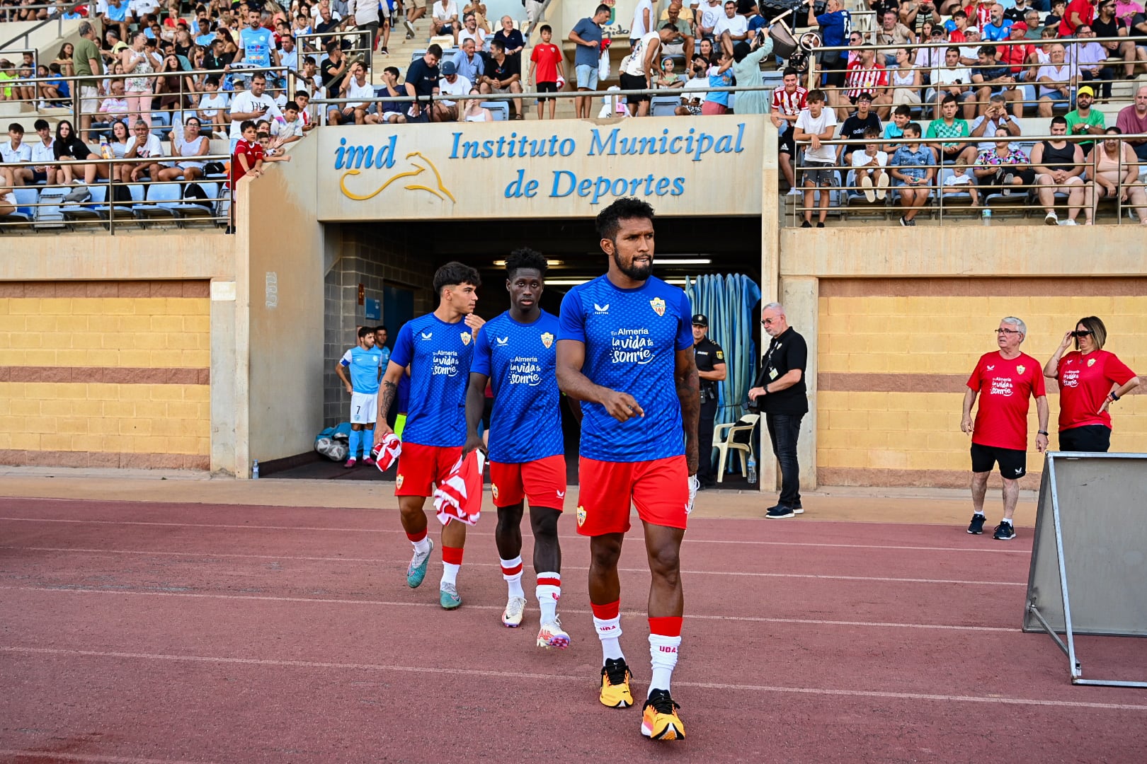 Veteranos y noveles esperan noticias.