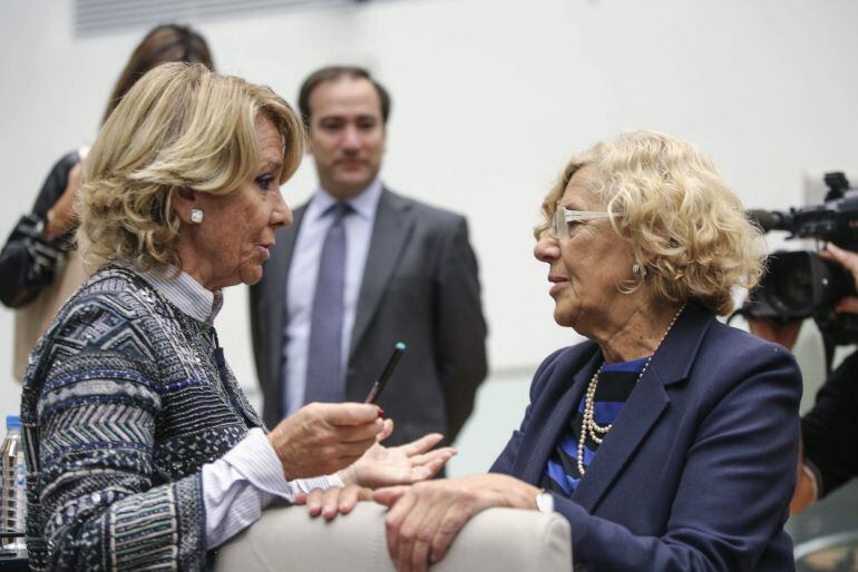 GRA287. MADRID, 16/09/2015.- Fotografía facilitada por el Ayuntamiento de Madrid de su alcaldesa Manuela Carmena mientras charla con la portavoz del PP en el Ayuntamiento de Madrid, Esperanza Aguirre, tras el Pleno del Ayuntamiento realizado hoy en la capital española. EFE/*SOLO USO EDITORIAL*