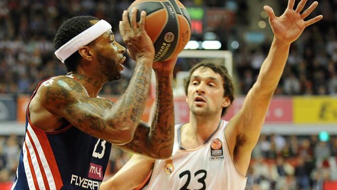 Llull intenta interceptar una pelota