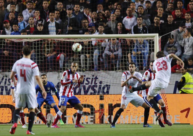 Sevilla&#039;s Jorge Andujar &quot;Coke&quot; (R) shoots the ball during their Spanish First Division soccer match against Atletico Madrid at Ramon Sanchez Pizjuan stadium in Seville, March 1, 2015. REUTERS/Marcelo del Pozo (SPAIN - Tags: SPORT SOCCER)