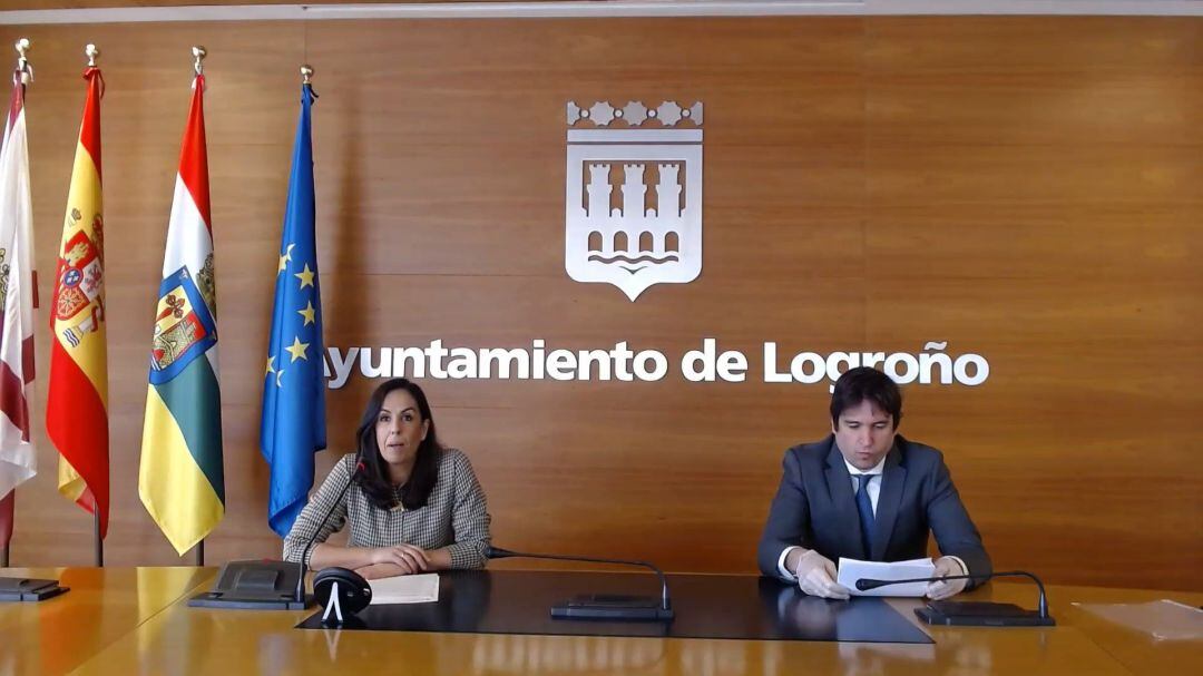 La concejala de Economía y Hacienda, Esmeralda Campos, y el director ejecutivo de UNIR, Javier Galiana, presentan aceleradora de empleo 