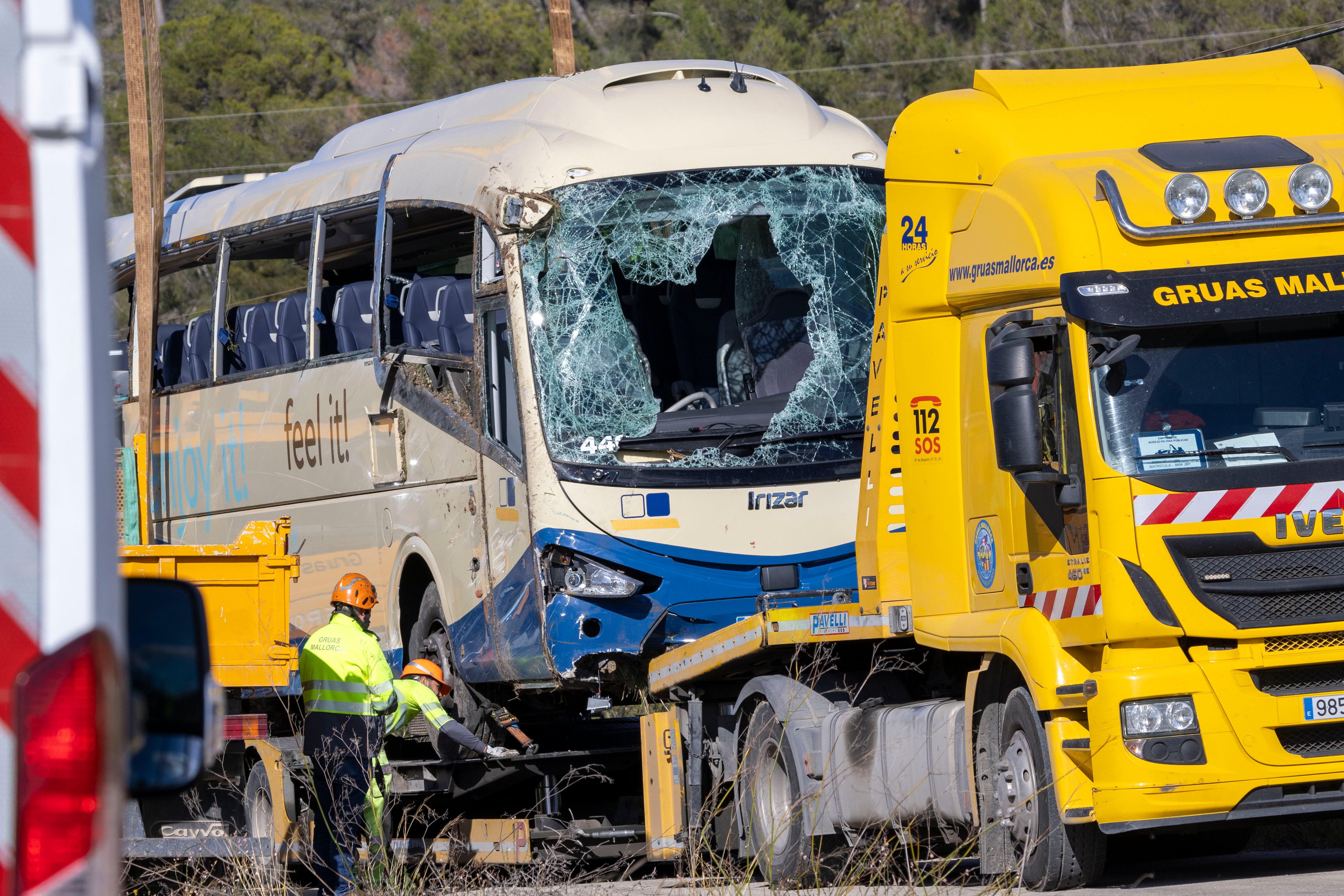 PALMA, 11/03/2024.- Una grúa retira el autobús del Imserso que ha sufrido este martes un vuelco en el este de Mallorca. Los viajeros proceden de diversas localidades de la península, buena parte de ellos de Zaragoza y Lugo. EFE/Cati Cladera
