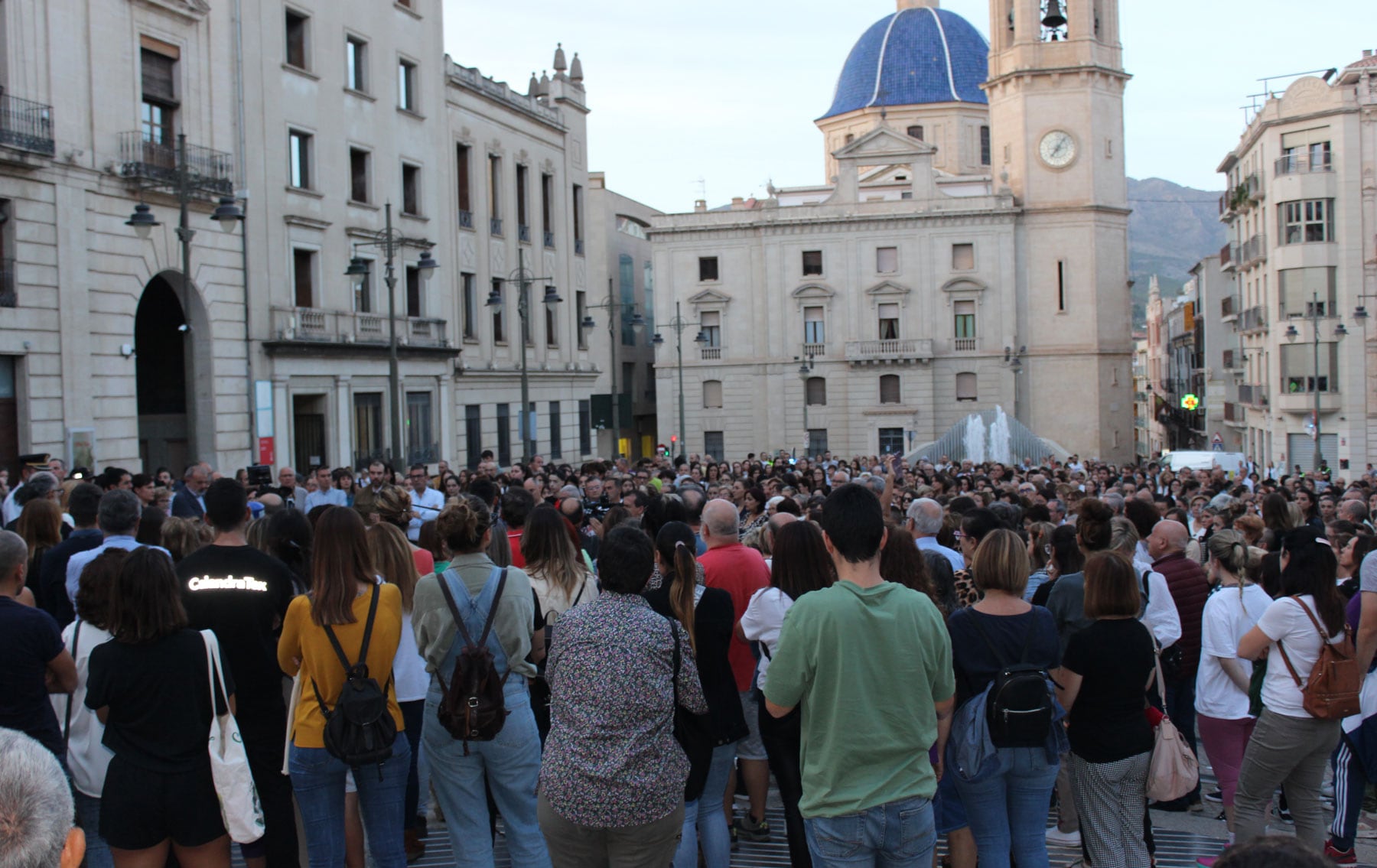 Imagen general de la Plaza de España durante la concentración de repulsa por un nuevo caso de violencia machista en Alcoy