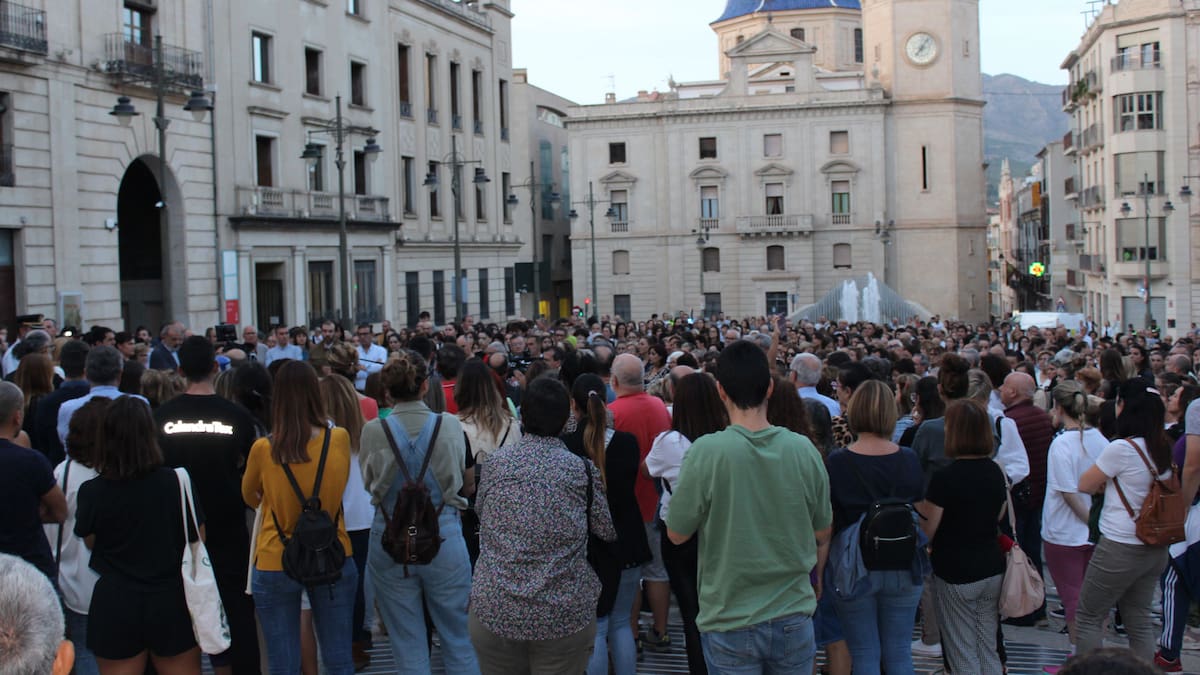 La Plaza de España de Alcoy se llena para condenar un nuevo crimen machista